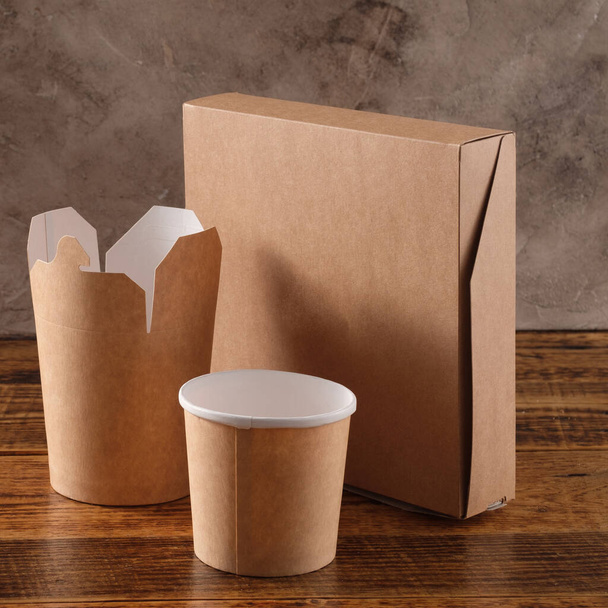 Street fast food paper cups, plates and containers. Eco-friendly food packaging on wooden background. Copy space. Carering of nature and recycling concept. - Zdjęcie, obraz
