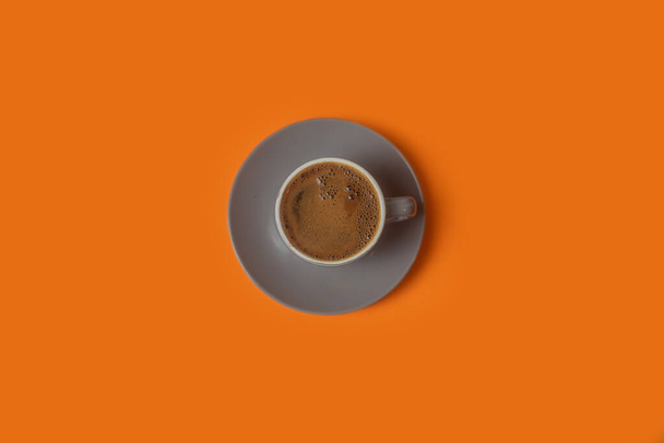 Musta kahvi eristetty oranssi tausta
 - Valokuva, kuva