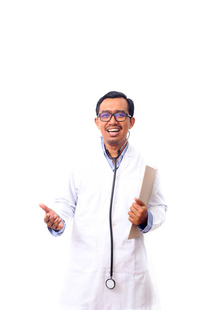 retrato de un médico asiático con piel marrón y gafas. Aislado sobre fondo blanco
 - Foto, imagen