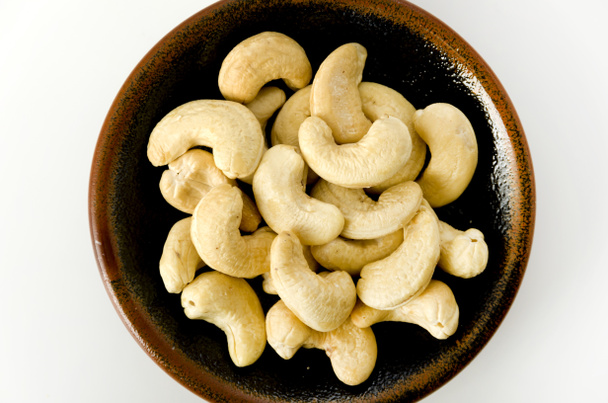 орехи кешью на блюде на белом фоне
  - Фото, изображение