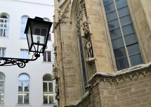 Eski Avusturya şehri Viyana tarihi binaları antik şehir manzaralı antik lambalar - Fotoğraf, Görsel