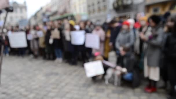 Rozmazané pozadí Lidé stojí na náměstí na protest. - Záběry, video
