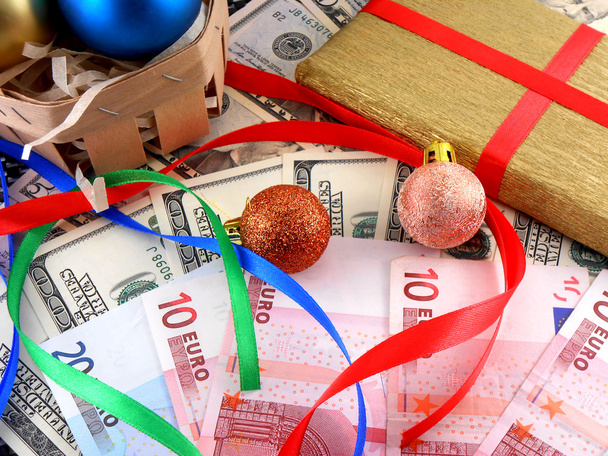 Christmas gift box with christmas balls and money - Fotografie, Obrázek