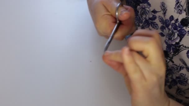 Überwucherte Nägel mit Schere für Maniküre trimmen - Filmmaterial, Video