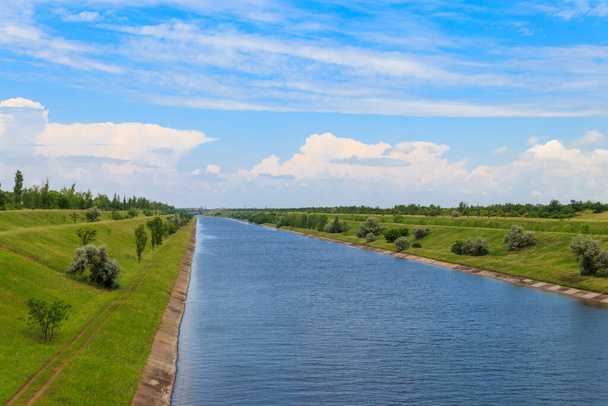 Вид на оросительный канал летом - Фото, изображение