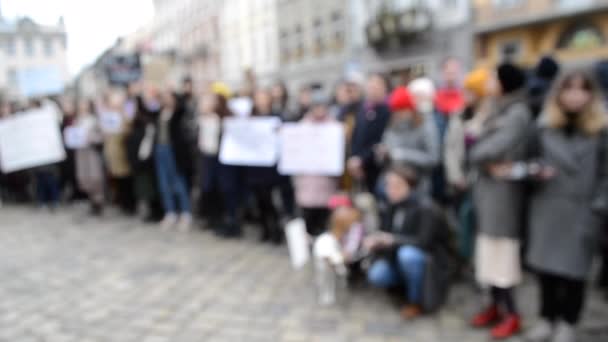Θολή φόντο Άνθρωποι στέκονται στην πλατεία σε διαμαρτυρία. - Πλάνα, βίντεο