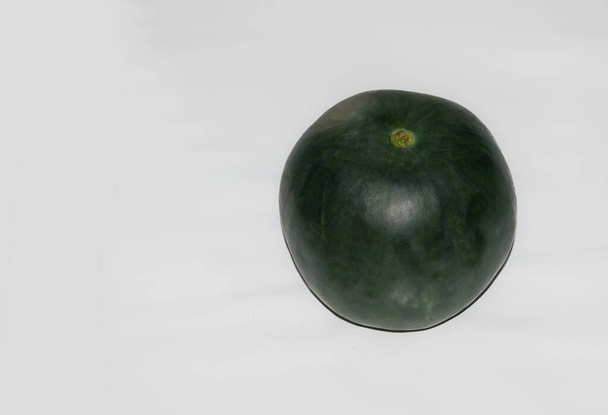 Zbliżenie owoców arbuza słodkowodnego izolowanych na białym tle. - Zdjęcie, obraz