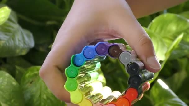Un tas de crayons de croquis de plusieurs couleurs exposés à la main
. - Séquence, vidéo