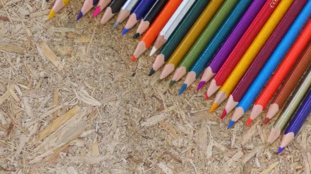 Muchos lápices de varios colores que se laminan de un extremo a otro y mostrándolo
. - Imágenes, Vídeo