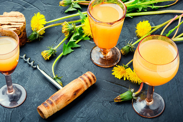 Domowej roboty wiosenne wino z kwiatów mniszka lekarskiego w szklankach - Zdjęcie, obraz