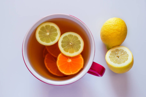 Taza de té caliente con limón para hacer una bebida caliente para la gripe, el coronavirus y los resfriados. Mantener la inmunidad frente al concepto de infecciones virales.  - Foto, Imagen