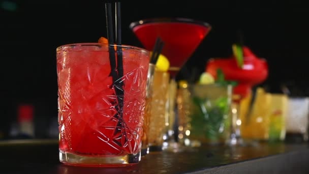 Kalte Cocktailgetränke auf der Theke eines Clubs - Filmmaterial, Video