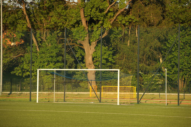 ポーランドのJaslo - 7 9 2019:市内のオープンスタジアムで天然の緑の芝生を持つサッカー場を目標にしています。競技やスポーツイベントのための場所。造園スポーツ。野外活動. - 写真・画像