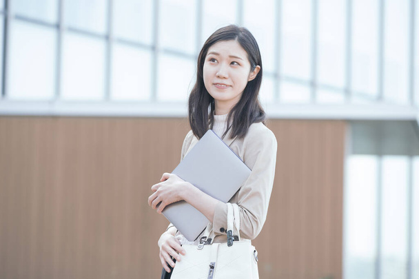 Porträt einer jungen asiatischen (japanischen) Geschäftsfrau im Geschäftsviertel - Foto, Bild
