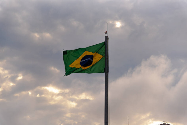 Brazília zászlaja. Pavilon. a köztársaság szimbóluma. Nemzeti szimbólumok. zászló repül. A nemzeti zászló egy ország egyik nemzeti szimbóluma.. - Fotó, kép