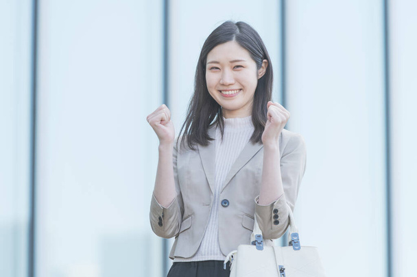 Asiatique (japonais) femme de bureau posant fortement avec les deux mains
 - Photo, image