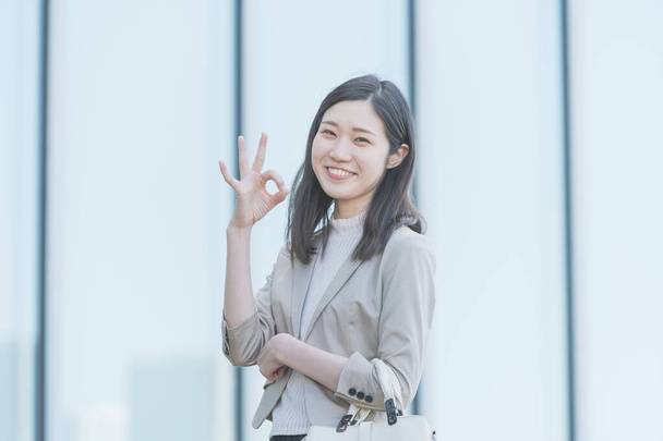 Asiatische Geschäftsfrau posiert mit der Hand "überzeugend und inspirierend" - Foto, Bild
