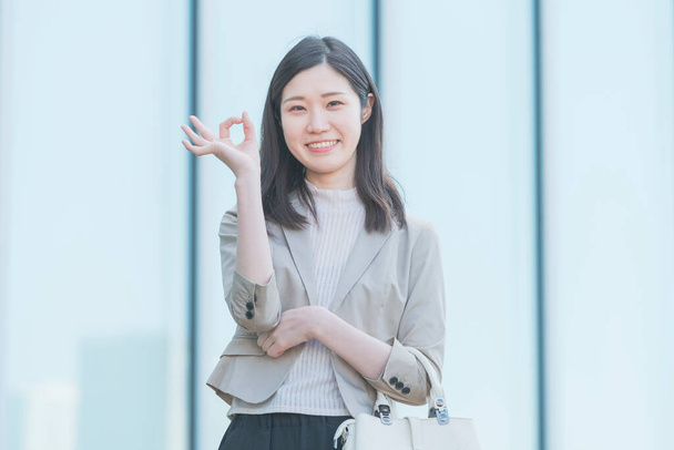 Азійська бізнес-жінка робить "переконливу і надихаючу" позу від руки. - Фото, зображення