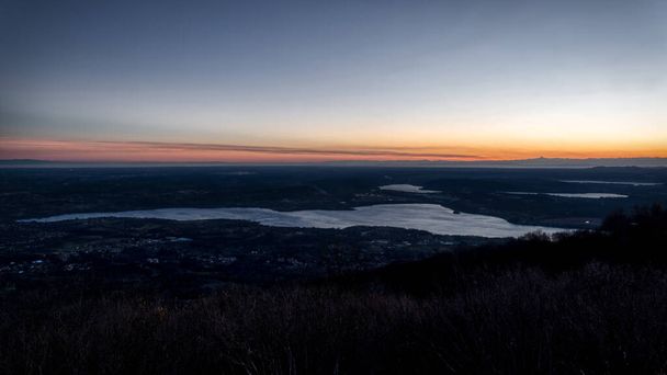 地平線でモンヴィソ山とバレーゼ湖の夕日の風景 - 写真・画像