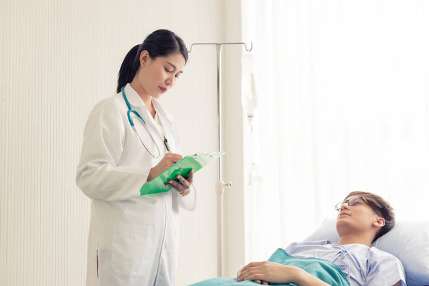 Όμορφη γυναίκα γιατρός με λευκό ιατρικό παλτό συμβουλεύεται τον ασθενή της, δείχνοντας το αποτέλεσμα του ελέγχου υγείας στο νοσοκομείο. - Φωτογραφία, εικόνα
