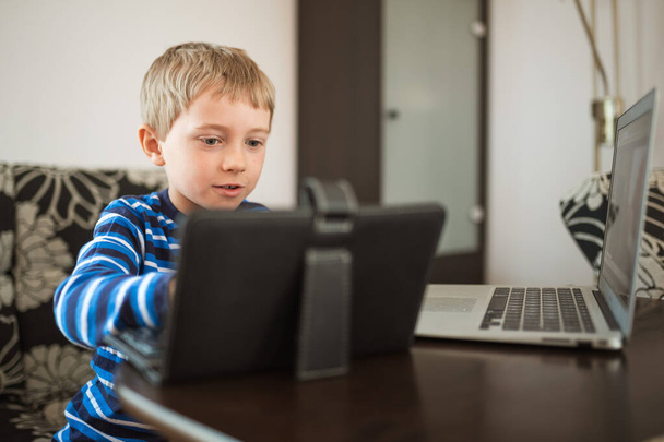 Jeune garçon joue sur la tablette et ordinateur portable
 - Photo, image