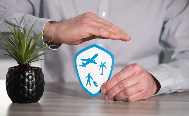 Концепция страхования путешествий с бумажным щитом, защищенным рукой страховщика - Фото, изображение