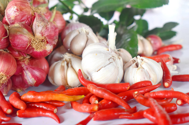 Ajo, Cebolla Roja, Hoja de lima de Kaffir, Cocina de ingredientes de comida tailandesa sobre fondo blanco
 - Foto, Imagen