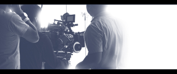 Барвисті зображення за лаштунками знімальної команди знімальної групи та обладнання HD відеокамери в студії, яке включає в себе штатив, м'яке світло коробки, монітори, лінзи для створення фільмів, фільмів або прямого ефіру
 - Фото, зображення