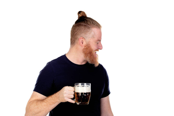 白い背景に隔離されたビールを飲んで長いひげを生やした赤い髪の男 - 写真・画像