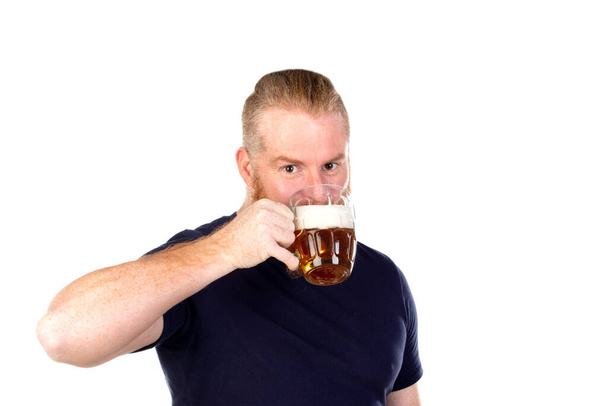 Uomo dai capelli rossi con lunga barba che beve una birra isolata su uno sfondo bianco
 - Foto, immagini
