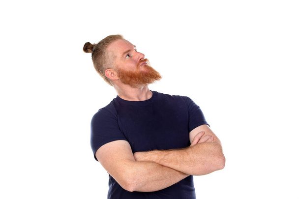 Homem ruivo com barba longa pensando isolado em um fundo branco
 - Foto, Imagem