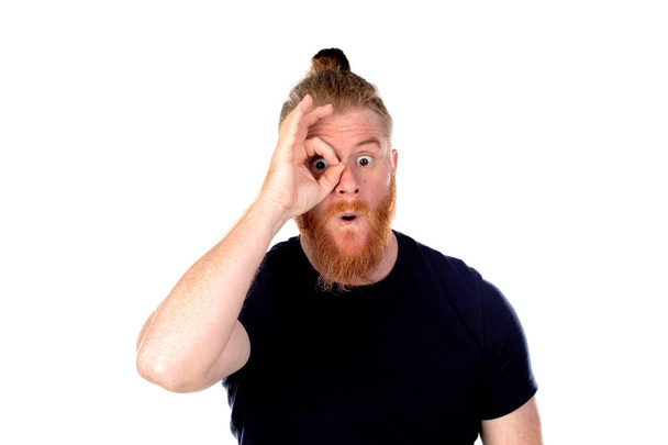 Hombre pelirrojo con barba larga mirando aislado sobre un fondo blanco
 - Foto, Imagen