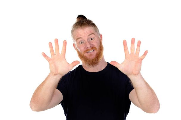 Hombre pelirrojo con barba larga aislado sobre un fondo blanco
 - Foto, imagen