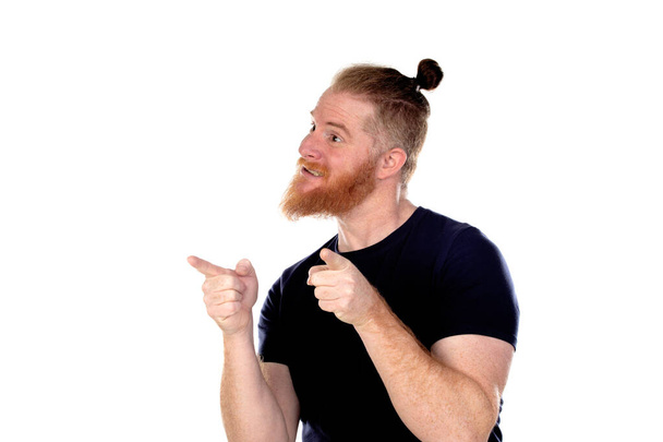 Homem de cabelos vermelhos com barba longa isolado em um fundo branco
 - Foto, Imagem
