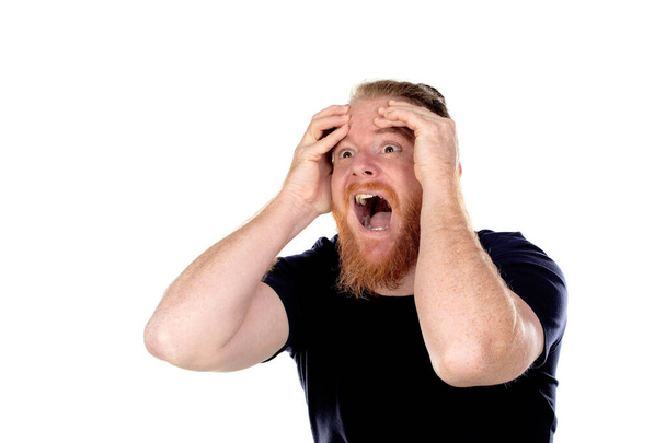 Беспокойный рыжеволосый мужчина с длинной бородой на белом фоне
 - Фото, изображение