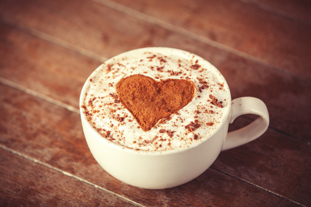 csésze kávét, és alakja a cacao szív rajta. - Fotó, kép
