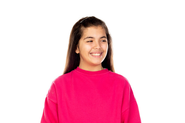 Schattig mooi meisje met roze trui geïsoleerd op een witte achtergrond - Foto, afbeelding