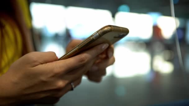 4K, mladá Asiatka zadávající mobilní telefon na pohybující se chodník na mezinárodním letišti. Zkontroluj ten smartphone. Lidé cestující v odbavovacím terminálu pro let letadlem na cestu-Dan - Záběry, video