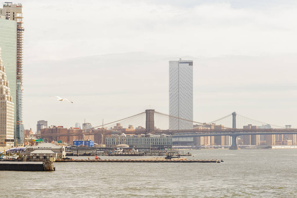 Θέα στο Μανχάταν και τη Γέφυρα του Μπρούκλιν από το South Ferry Terminal - Φωτογραφία, εικόνα