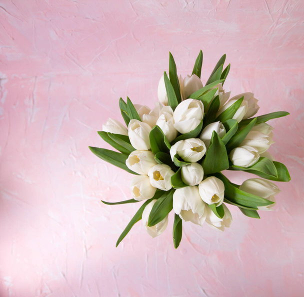 vista superior del ramo de tulipanes blancos. blanco y rosa claro colores
. - Foto, Imagen