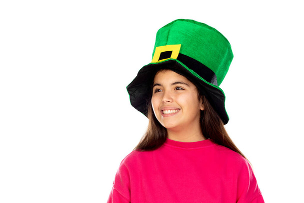 Adorable fille avec un grand chapeau vert isolé sur un fond blanc
 - Photo, image