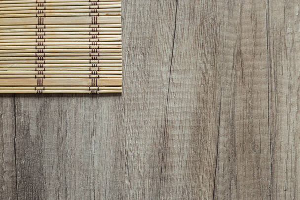 Esterilla de bambú en la servilleta de mesa de madera en una decoración casera de madera y comodidad
 - Foto, Imagen