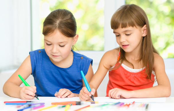 Little girls are drawing using felt- tip pens - Zdjęcie, obraz