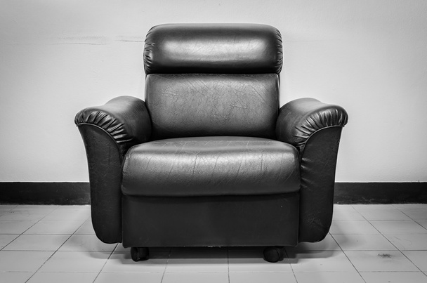 Sofá de cuero negro
 - Foto, Imagen