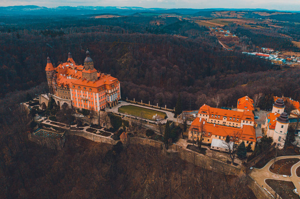 Majestuoso castillo de ksiaz en Polonia durante el otoño vista superior fría nuevo. Swidnica, Polonia - 29 de enero de 2020
 - Foto, imagen