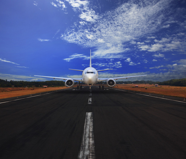 Пассажирский самолет на взлетно-посадочной полосе аэропорта с красивым голубым небом с использованием белого облака для транспорта и путешествия фон
 - Фото, изображение