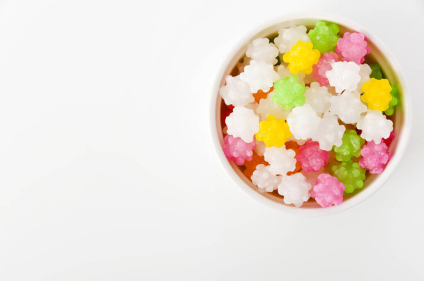 красочные konpeitou (японские традиционные сахарные конфеты) в кокоте
 - Фото, изображение