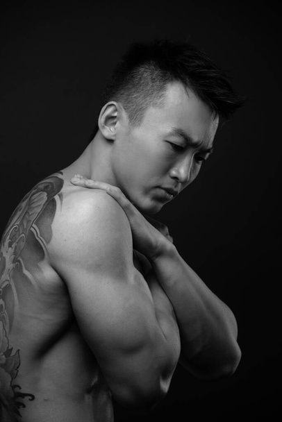 Přizpůsobit mužský model s orientálním tetováním - Fotografie, Obrázek