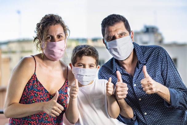 Famille heureuse avec des masques protecteurs
 - Photo, image