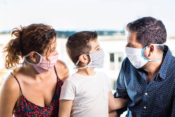 保護マスクを持つ幸せな家族 - 写真・画像